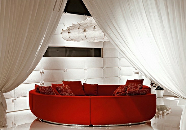 Organza rideau par un rouge-canapé