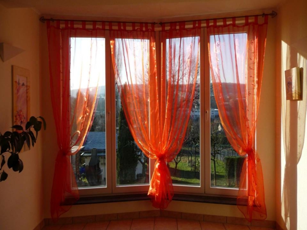 organza-verhot-oranssi-vivahteet - mukava näkymä ikkunasta