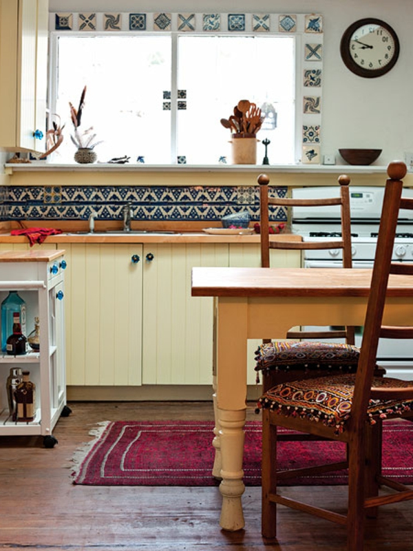 tuile-orientale-pour-la-cuisine-une table en bois et une horloge murale