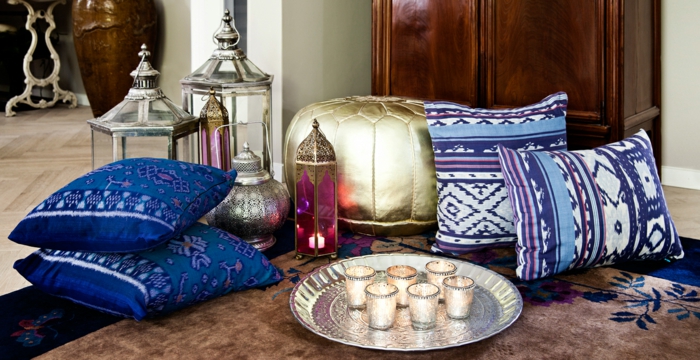 כריות מושב רהיטים בערבית בצבע מוזהב כריות דקורטיביות בצבע סגול וכחול נרות פנסים שטיח פרסי