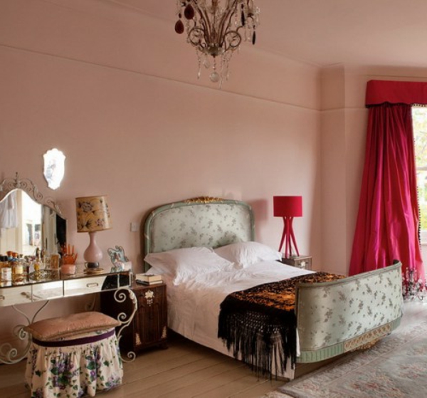 keleti hálószoba egy gyönyörű ágy, fejléccel és függönyök ciklámen színű