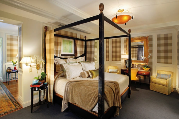 एशियाई बेडरूम से आधुनिक डिजाइन के लिए लकड़ी के स्तंभों के साथ बड़े बिस्तर