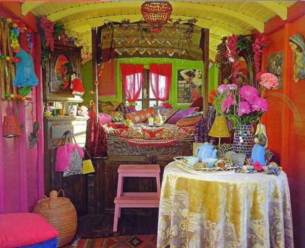 ओरिएंटल बेडरूम में कई रंगीन रंग योजनाएं