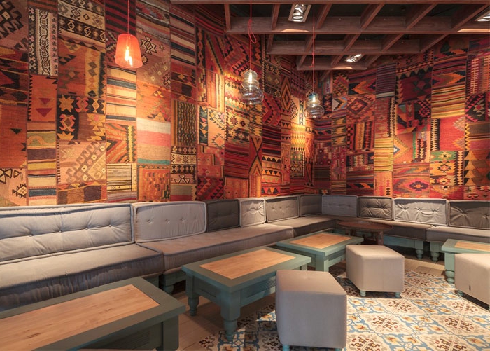 מזרחי רהיטים קיר עיצוב קיר שטיחים צבעוניים קישוטים לקירות שולחנות צואה ספה תפאורה
