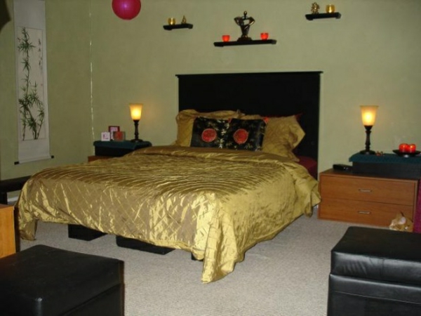 ओरिएंटल बेडरूम के एक दिलचस्प डिजाइन के लिए गोल्डन डुवेट कवर वाला बिस्तर