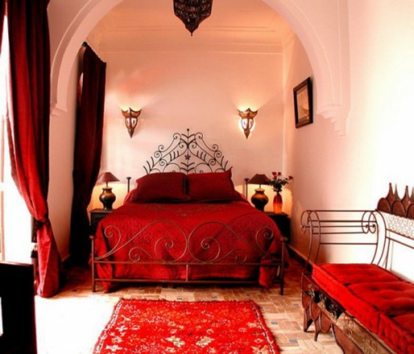 fehér falterv és piros fő szín a keleti hálószobában
