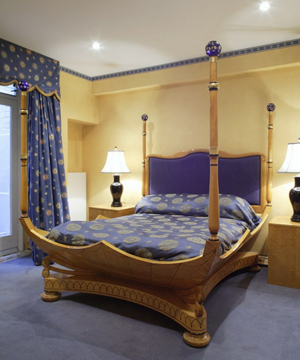 Extravagáns ágyas kialakítás faoszlopokkal egy gyönyörű hálószobai modellhez keleti stílusban