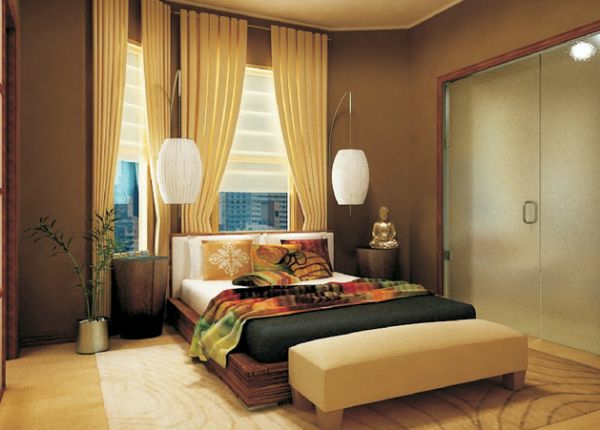 उज्ज्वल पर्दे और रंगीन बेड लिनन और बेडरूम में ओक्कर के साथ मुख्य रंग के रूप में तकिए फेंकें