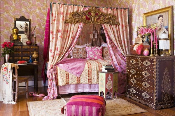 कई डेको मदों के साथ प्राच्य बेडरूम में गुलाबी रंग