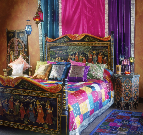 कई फेंक तकिए और साइक्लेमाइन रंग में दीवार डिजाइन के साथ बिस्तर - बेडरूम प्राच्य सेट