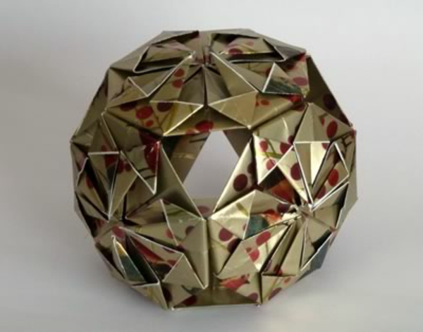 origami jouluksi - mukava pallo - tausta valkoinen väri