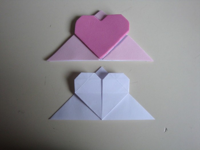 यह ओरीगैमी से दिल के दो मॉडल-बुकमार्क-करते अपने आप को
