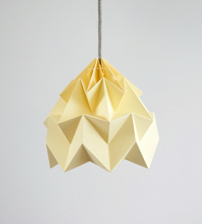 אוריגמי אהיל-אהיל של נייר צבעוני מנורה