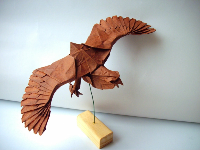 אוריגמי בעלי חיים- a-eagle - רקע בהיר
