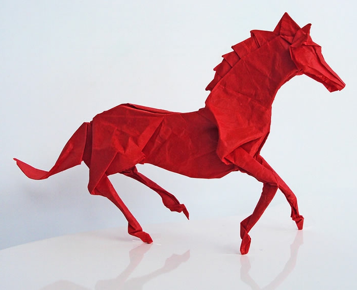 ओरीगैमी से जानवरों एक लाल घोड़ा