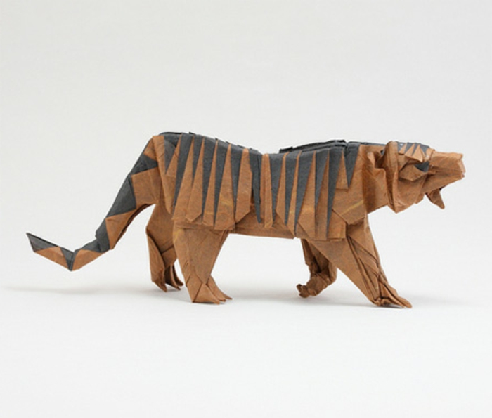 ओरीगैमी से जानवरों एक बाघ