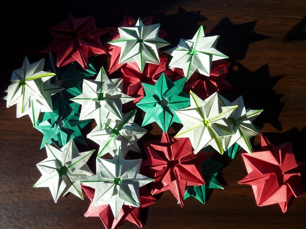origami से क्रिसमस-रंगीन-फूलों - ऊपर से लिया गया फोटो