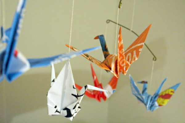 origami से क्रिसमस-रंगीन-क्रेन - फ़ोटो को पास से लिया गया
