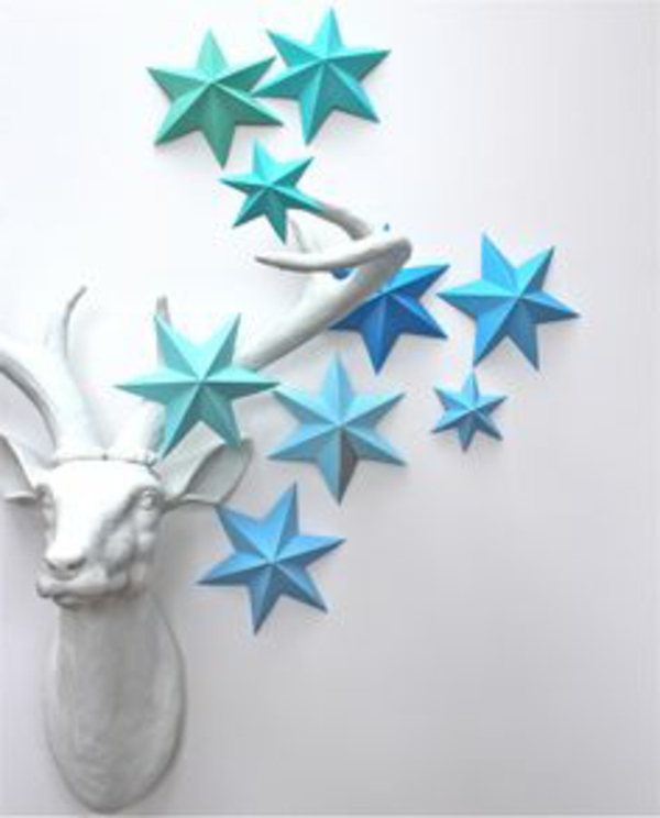 ओरिगेमी करने वाली क्रिसमस-damhirschkopf और नीले रंग सितारों