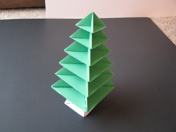 origami-to-christmas-a-fir-tree-harmaa pöytä