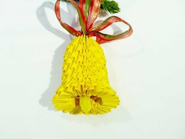 origami से क्रिसमस-पीला घंटी - सफेद पृष्ठभूमि