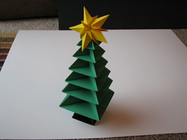 origami-to-christmas-vihreä-fir-tree-with-tähti-vihreä ja kaunis