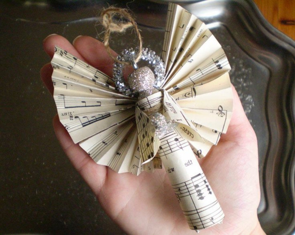 origami से क्रिसमस-रोचक- angel - हाथ में