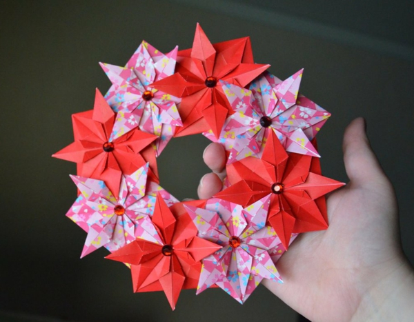 origami से क्रिसमस-पुष्पांजलि-फूलों से - हाथ में - ऊपर से ली गई तस्वीर