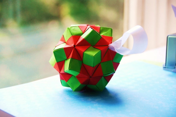 origami-joulu-punainen-ja vihreä-ikkunan edessä