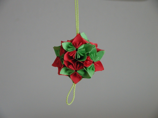 origami-joulu-punainen-ja vihreä-väri - tausta harmaa väri