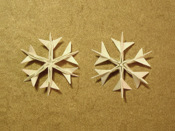 origami-joulu-lumihiutaleet-paperi - beige tausta