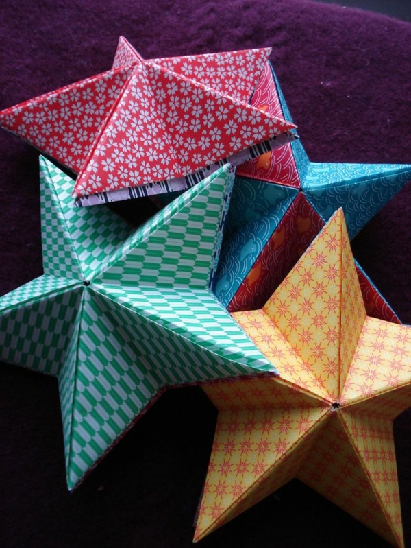 origami से क्रिसमस सितारों में रंगीन रंग - ऊपर से लिया फोटो