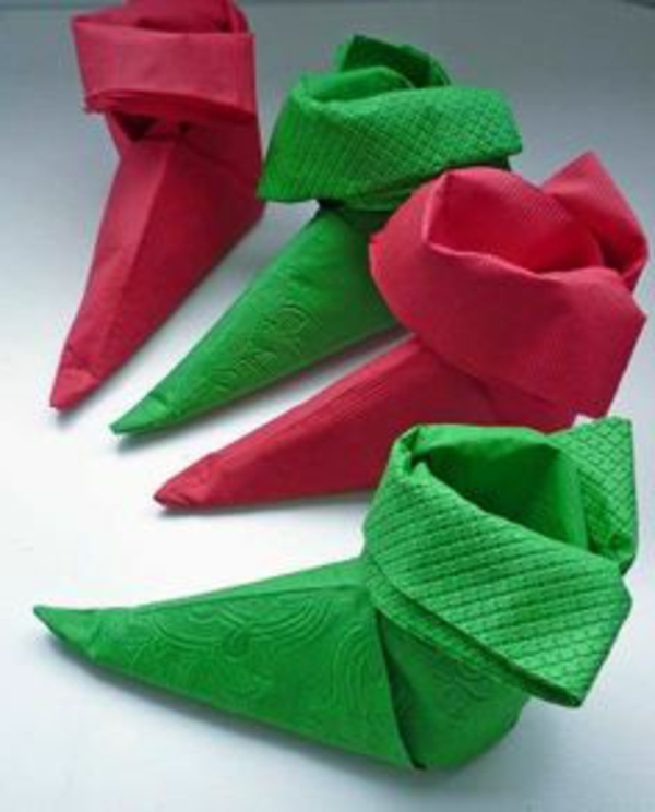 ओरिगेमी करने वाली क्रिसमस-जूते-इन-हरे और लाल