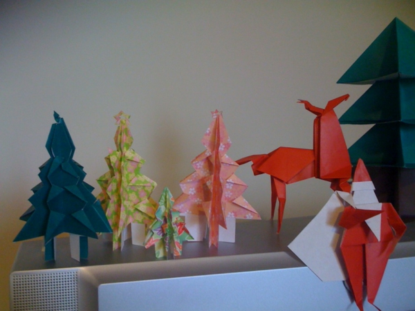 ओरिगेमी करने वाली क्रिसमस-देवदार वृक्ष की damhirsche