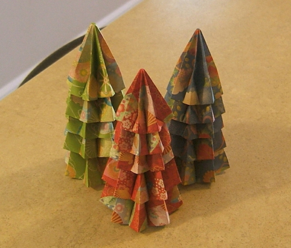 बेजिंग टेबल पर ओरिगामी-टू-क्रिसमस देवदार-पेड़ -