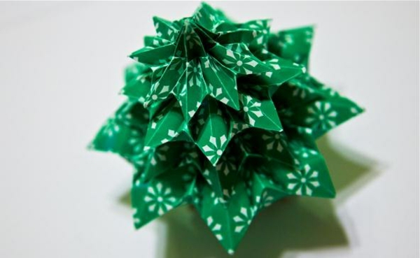 origami-to-christmas-fir-tree-in-vihreä - kuva otettu ylhäältä