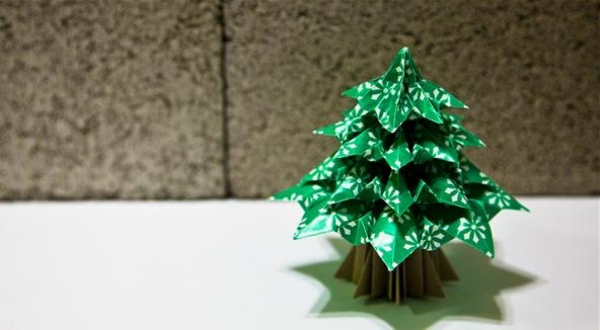 एक दीवार के सामने - origami-to-christmas-fir-tree-in-green-color