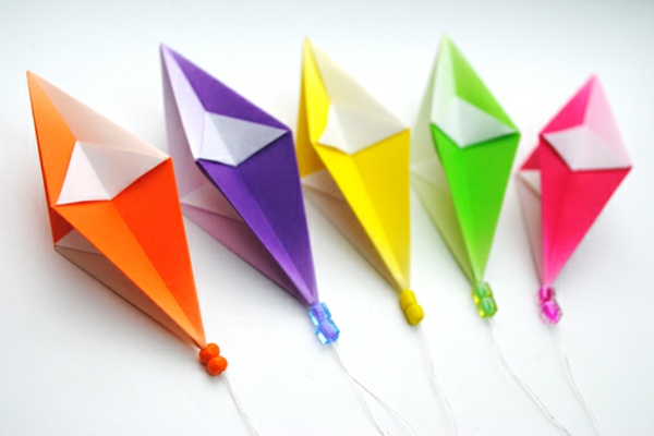 origami से क्रिसमस-कई-रंगीन-रंग - पृष्ठभूमि में सफेद