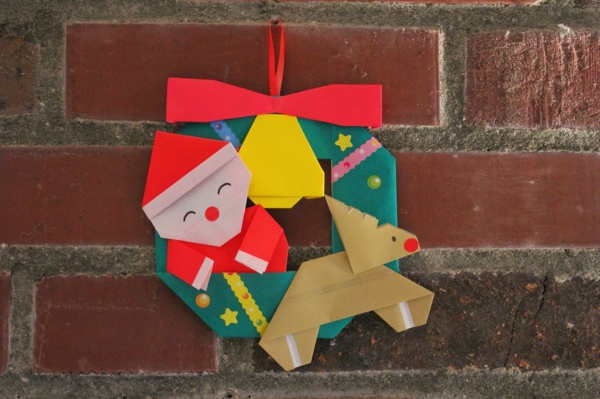 origami-joulu-santa-claus-with-rudolf tiiliseinällä