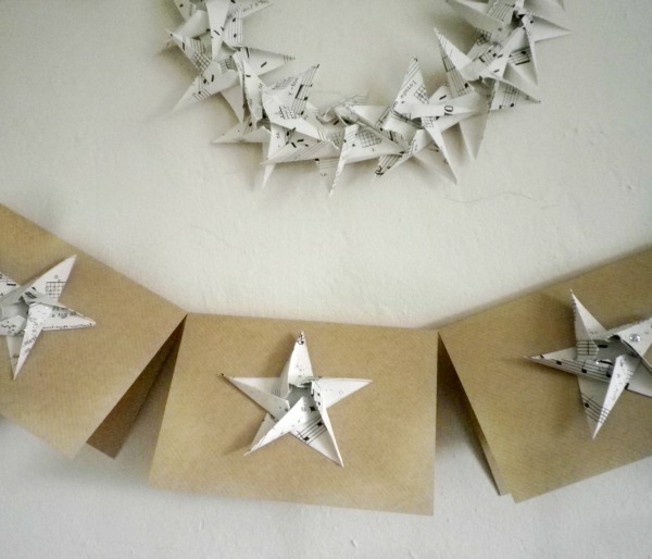 origami से क्रिसमस - सुंदर सितारों - सफेद दीवार पर