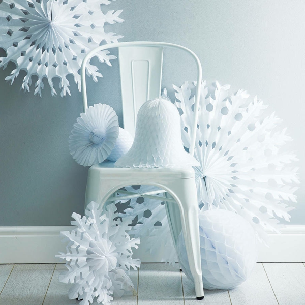 לבן קישוט חג המולד - דקו מגניב מוצרים על כיסא לבן