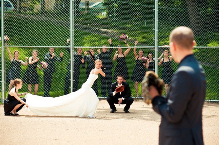 photos de mariage original mariée et le marié jouer au baseball