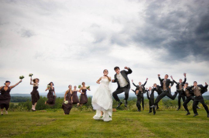 photos de mariage originales idées-sauteuses conjoints et invités