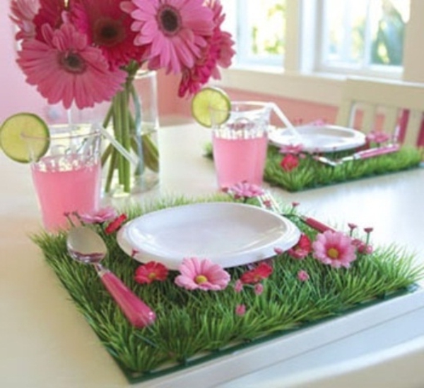 שולחן מעוצב להפליא - פרחים ורודים צלחת פורצלן לבן