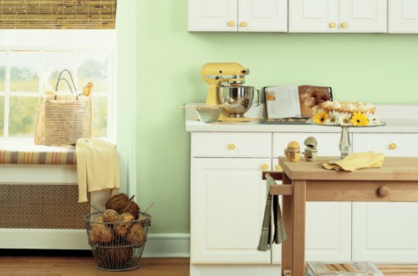 Όμορφα σχεδιασμένες μικρές κουζίνες - λευκά ντουλάπια συνδυάζονται με ένα ξύλινο τραπέζι