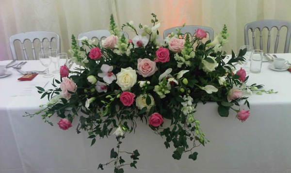 original de una Tischdekoration-hоchzeit-Deco floral con rosas,