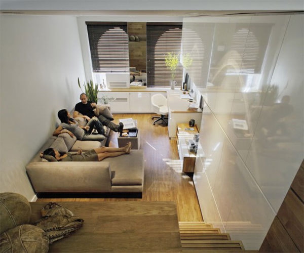 eredeti-otthon-a-lakások-elegáns-living-with-bézs bútorok-a család ül a nagy kanapén