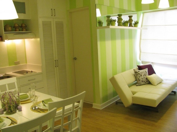 alkuperäinen-asunnot-asunnon-ruokailijat-ja-living-room-in-keltainen-väri-sohva vieressä ruokapöytä
