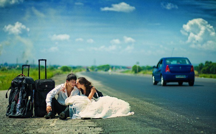 mariage original image-conjoints bagages Faire du stop