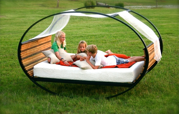 original-model-of-outdoor-bed-children están en él